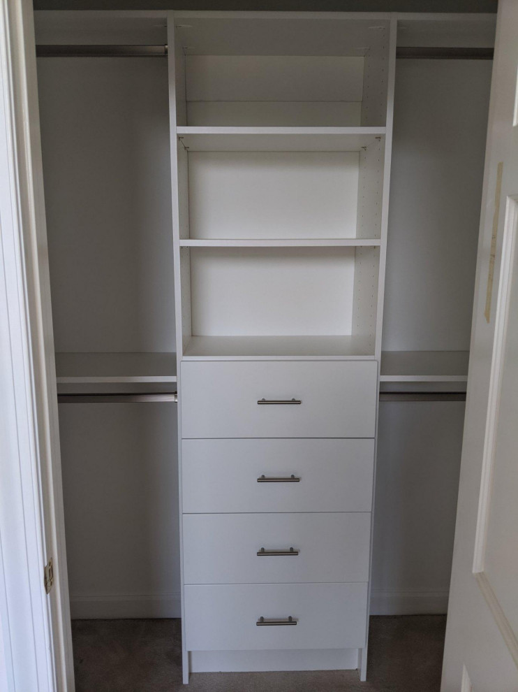 Imagen de armario vestidor clásico pequeño con armarios estilo shaker, puertas de armario blancas, moqueta y suelo beige