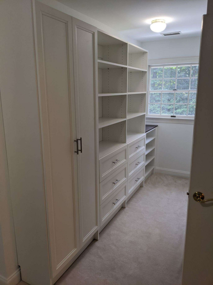 Idéer för ett litet klassiskt walk-in-closet, med skåp i shakerstil, vita skåp, heltäckningsmatta och beiget golv