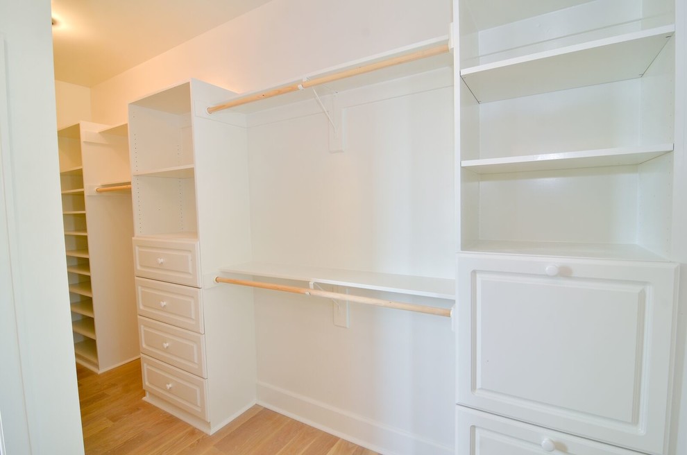 Idéer för mellanstora maritima walk-in-closets för könsneutrala, med luckor med upphöjd panel, vita skåp och ljust trägolv