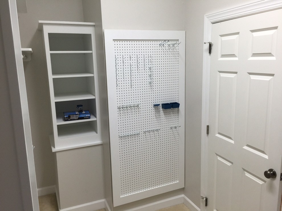 Foto de armario vestidor contemporáneo de tamaño medio con armarios abiertos, puertas de armario blancas y moqueta