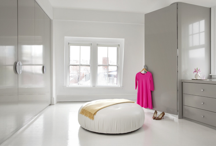 На фото: большой встроенный шкаф в стиле модернизм с плоскими фасадами, серыми фасадами, деревянным полом и белым полом с