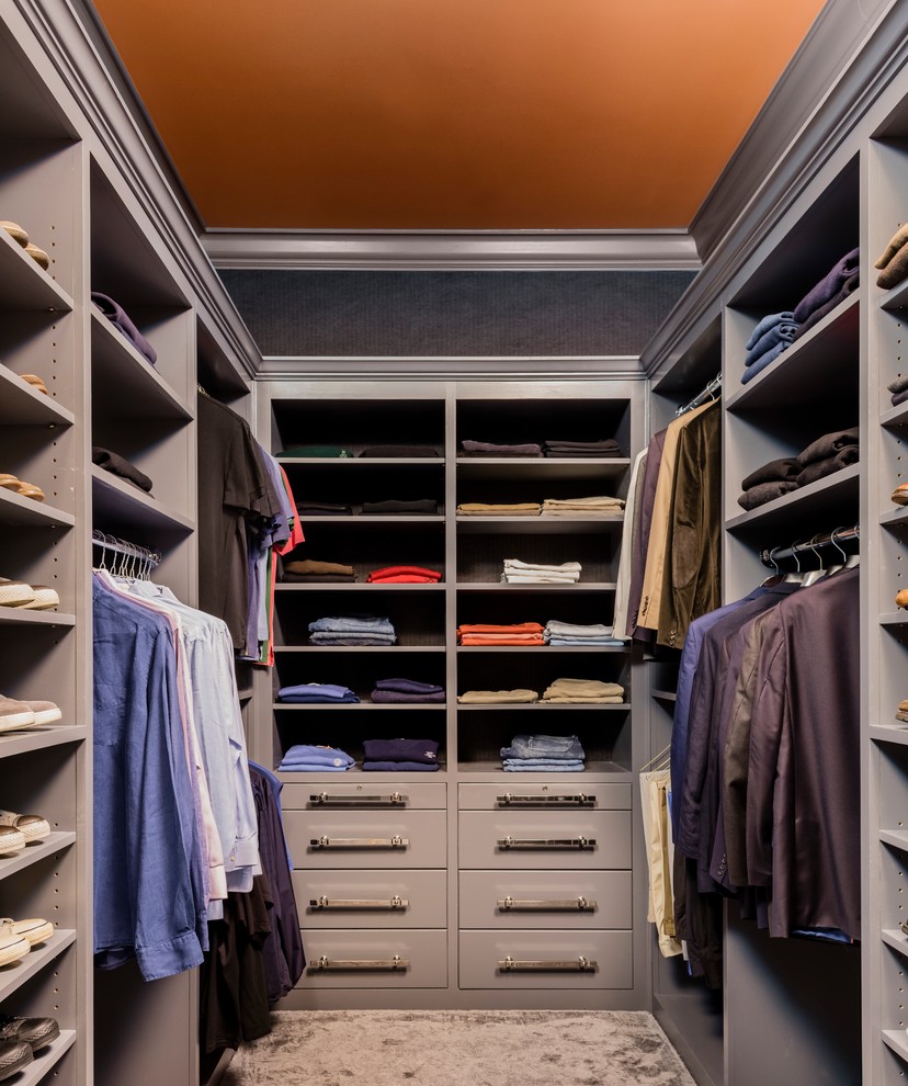 Idéer för ett mellanstort klassiskt walk-in-closet för män, med släta luckor, grå skåp och heltäckningsmatta