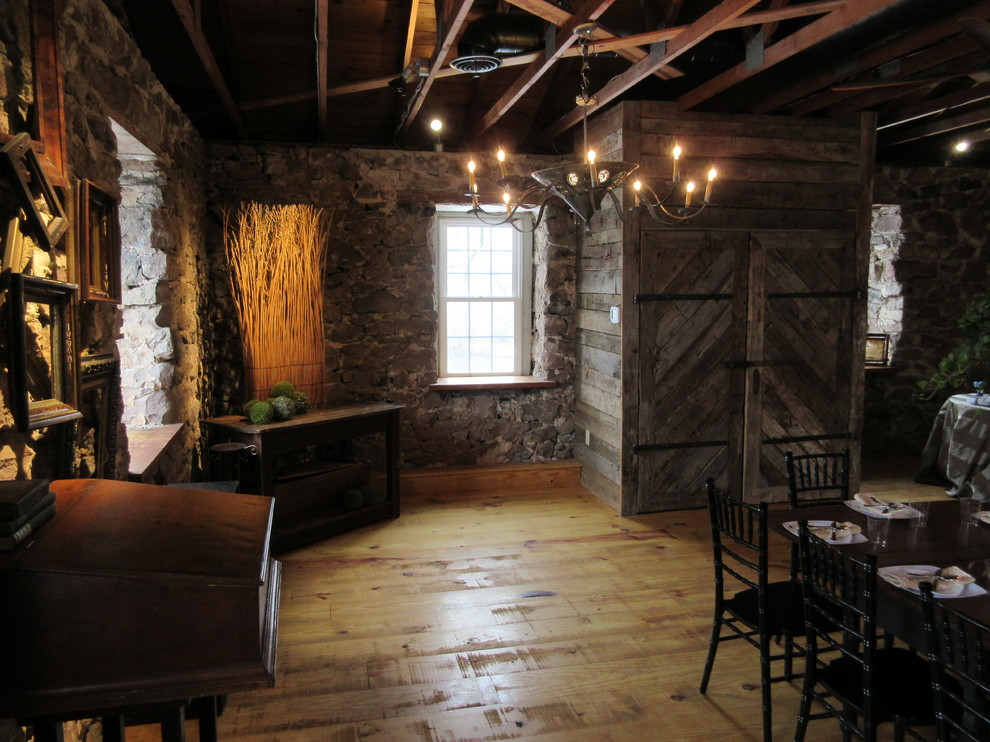 Пример оригинального дизайна: гардеробная комната среднего размера в стиле рустика с фасадами цвета дерева среднего тона