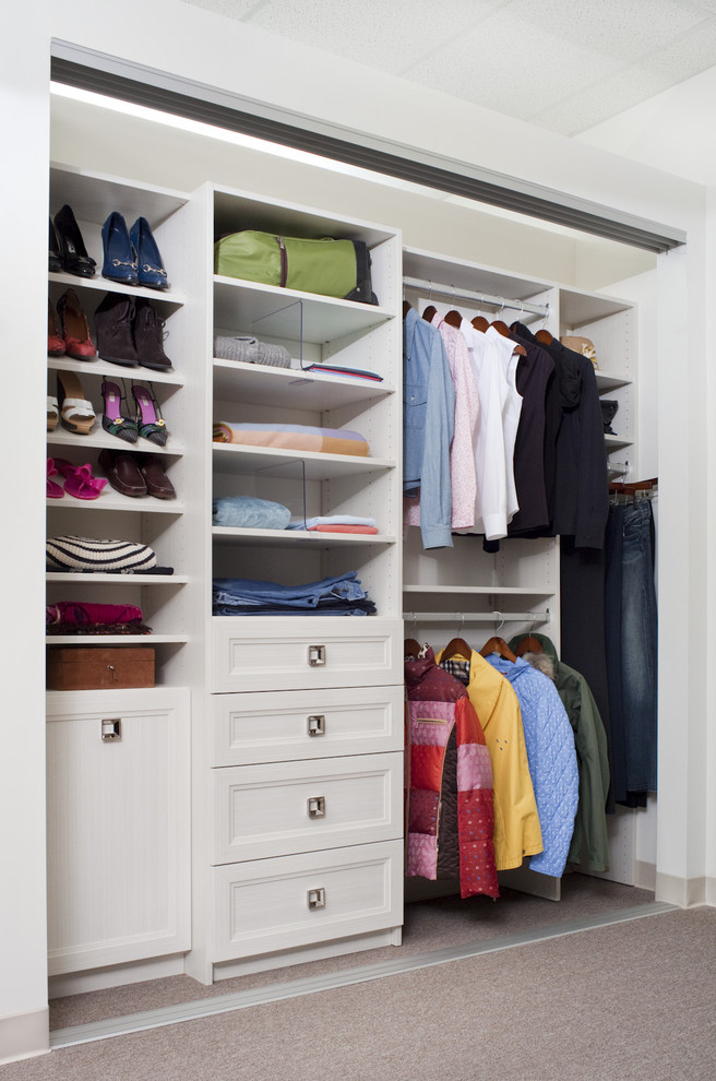 Foto de armario clásico renovado con armarios con paneles empotrados, puertas de armario blancas y moqueta