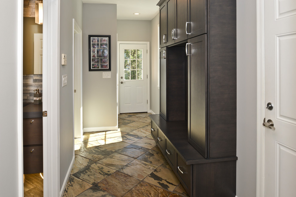 Foto de armario vestidor unisex minimalista de tamaño medio con armarios con paneles lisos, puertas de armario negras y suelo marrón