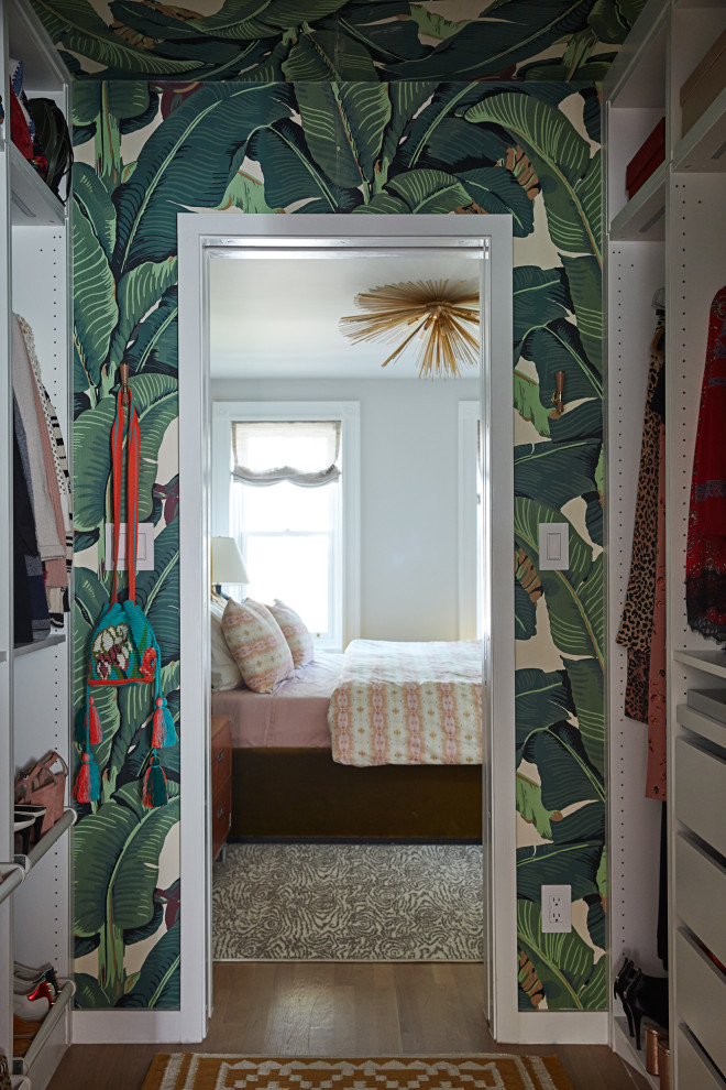 Diseño de armario vestidor unisex ecléctico de tamaño medio con suelo de madera en tonos medios, suelo marrón y papel pintado