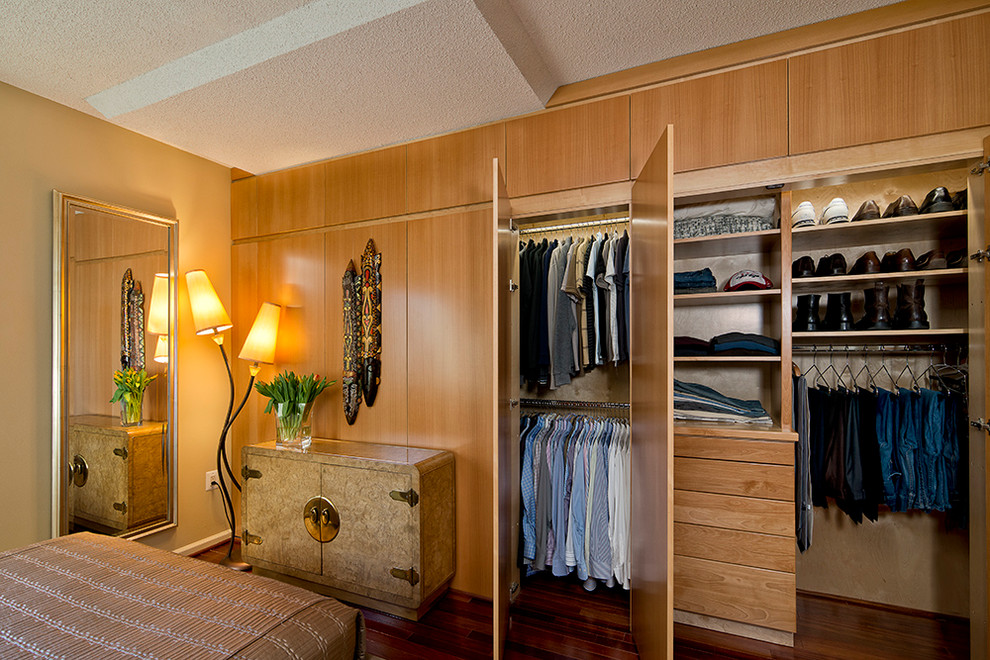 Exemple d'un grand placard dressing tendance en bois clair neutre avec un placard à porte plane et parquet foncé.