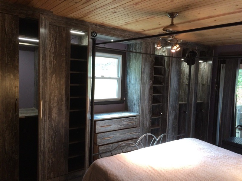 Immagine di un piccolo armadio o armadio a muro unisex stile rurale con ante lisce e ante in legno bruno