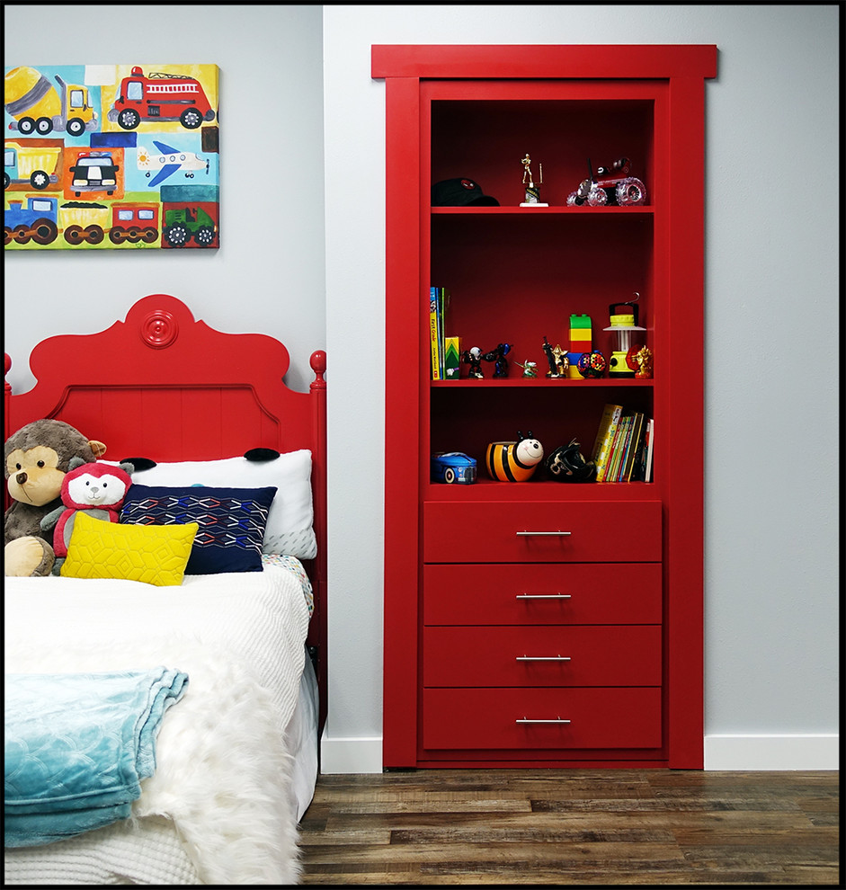 Источник вдохновения для домашнего уюта: шкаф в нише унисекс в современном стиле с плоскими фасадами, красными фасадами, полом из линолеума и коричневым полом