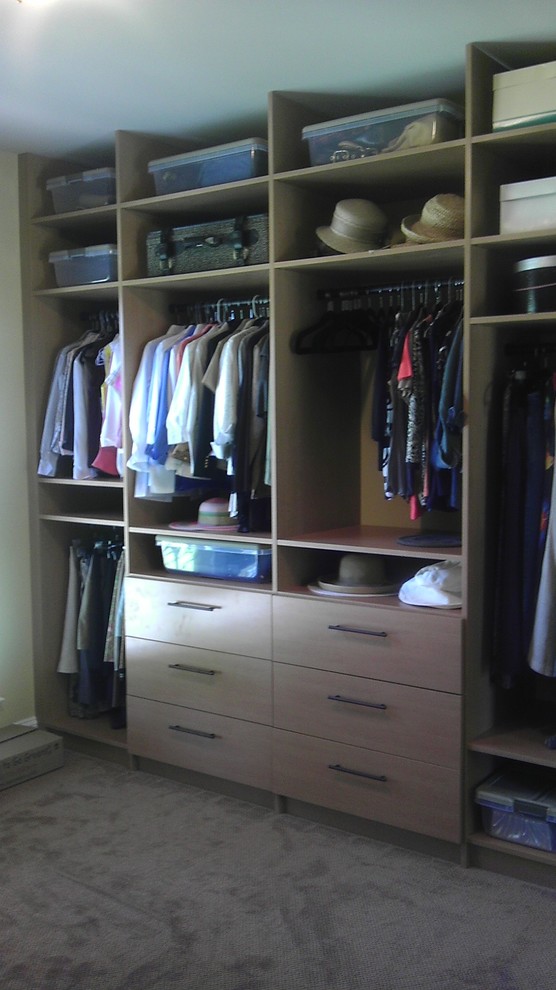 Foto de vestidor unisex contemporáneo de tamaño medio con armarios con paneles lisos, puertas de armario de madera clara y moqueta
