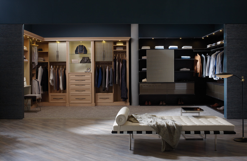 Diseño de armario vestidor de hombre minimalista grande con armarios abiertos, moqueta y puertas de armario de madera clara