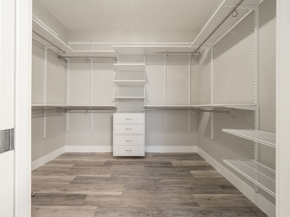 Ejemplo de armario vestidor unisex tradicional renovado grande con armarios con paneles lisos, puertas de armario blancas, suelo vinílico y suelo gris