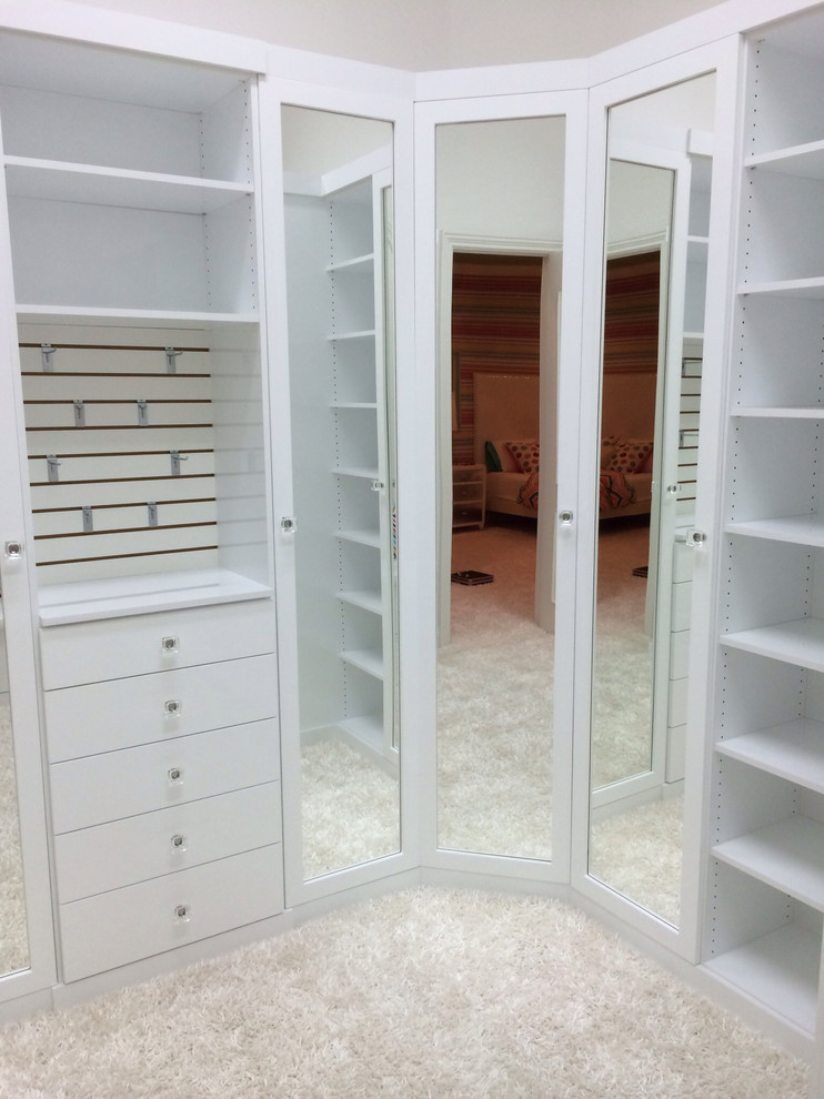 Foto de armario vestidor unisex vintage de tamaño medio con armarios con paneles lisos, puertas de armario blancas, moqueta y suelo blanco