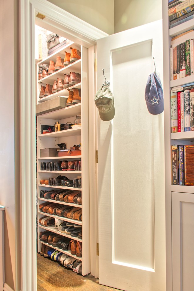 Inspiration för ett litet vintage walk-in-closet för män, med öppna hyllor, vita skåp och mellanmörkt trägolv