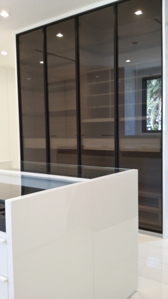 Exempel på ett stort modernt walk-in-closet för könsneutrala, med släta luckor, vita skåp, marmorgolv och vitt golv