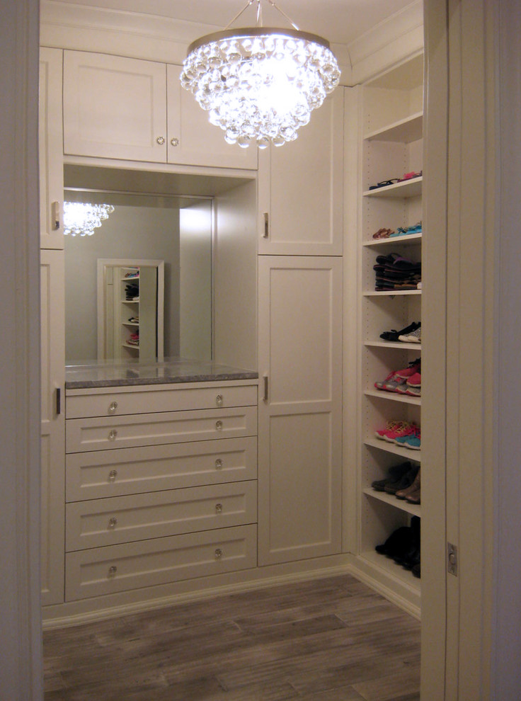 Inspiration för små klassiska walk-in-closets för könsneutrala, med luckor med infälld panel, vita skåp, klinkergolv i porslin och grått golv