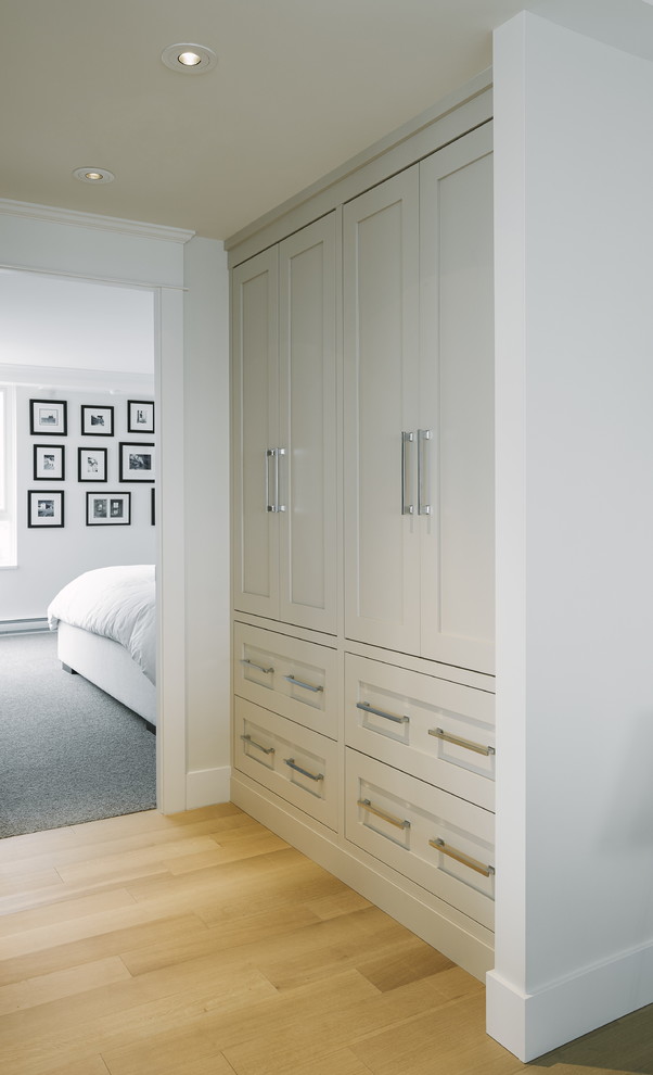 Foto de vestidor tradicional renovado pequeño con armarios estilo shaker, puertas de armario grises y suelo de madera clara
