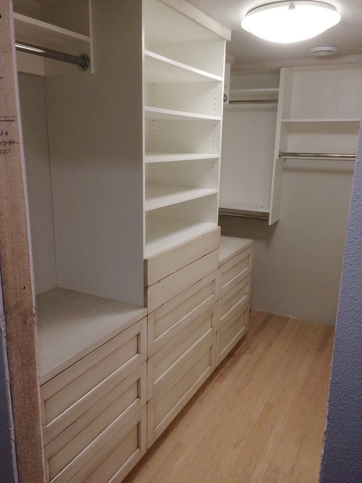 Modelo de armario vestidor unisex actual pequeño con armarios con paneles lisos y puertas de armario beige