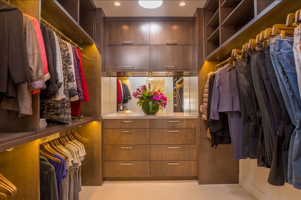 Ejemplo de armario y vestidor contemporáneo con suelo beige