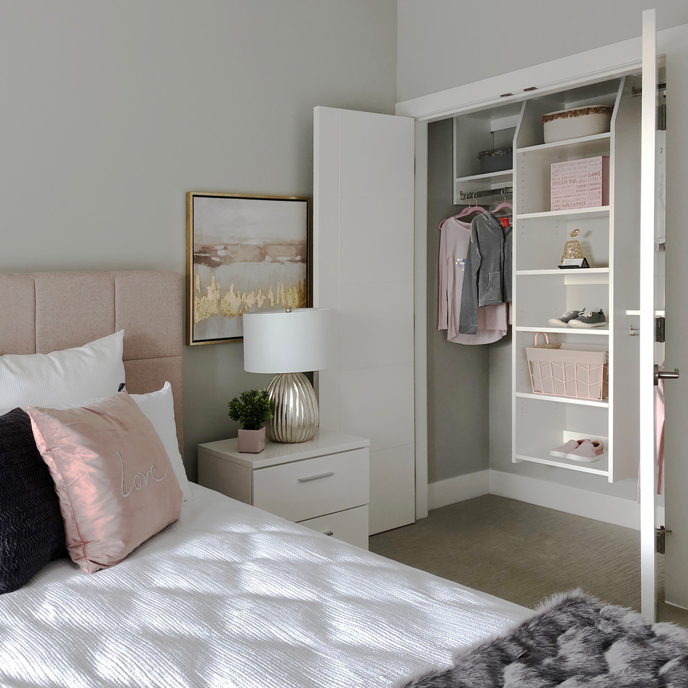 Modelo de armario de mujer contemporáneo pequeño con armarios con paneles lisos, puertas de armario blancas, moqueta y suelo beige