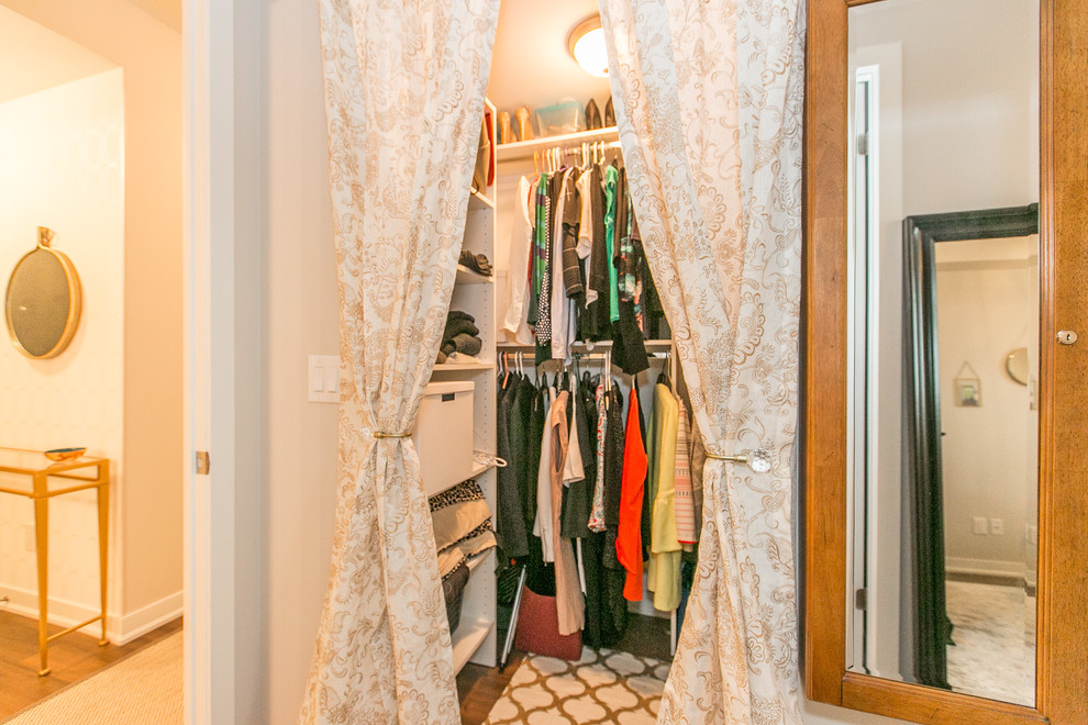 На фото: маленькая гардеробная комната в стиле ретро с со шторками вместо дверей для на участке и в саду, женщин с