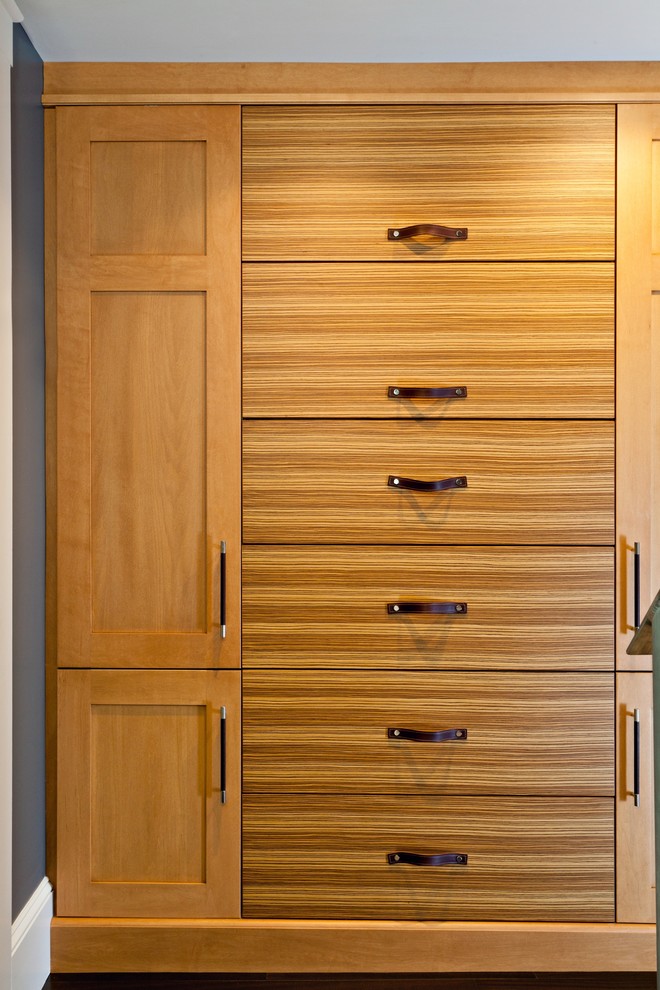 Ejemplo de armario y vestidor unisex tradicional renovado de tamaño medio con armarios con paneles empotrados