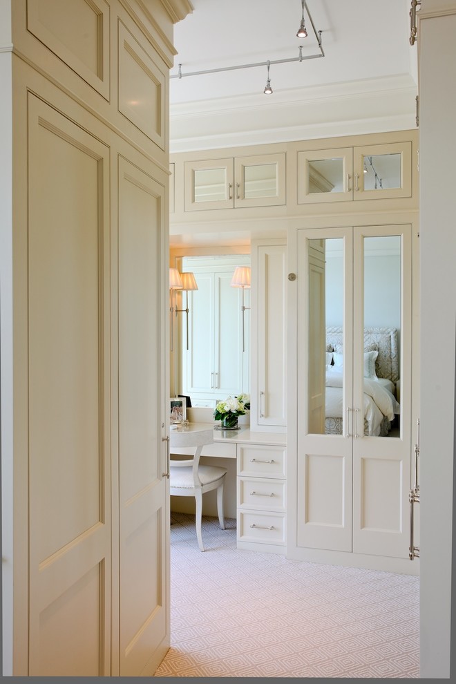Exemple d'un grand dressing room tendance neutre avec un placard avec porte à panneau encastré, des portes de placard blanches et moquette.