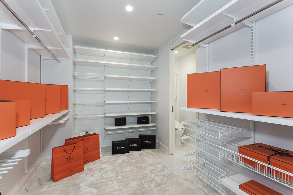 Idéer för ett stort modernt walk-in-closet för könsneutrala, med öppna hyllor, vita skåp, marmorgolv och vitt golv