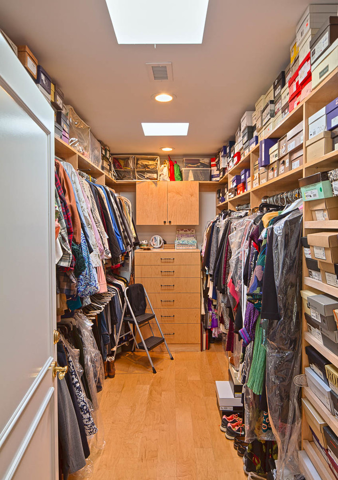 Modelo de armario vestidor unisex clásico renovado de tamaño medio con armarios con paneles lisos, puertas de armario de madera clara, suelo de madera clara y suelo beige