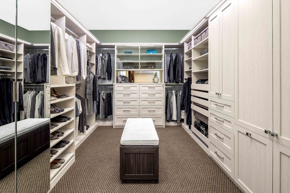 Diseño de armario vestidor actual grande con armarios estilo shaker, puertas de armario blancas y moqueta