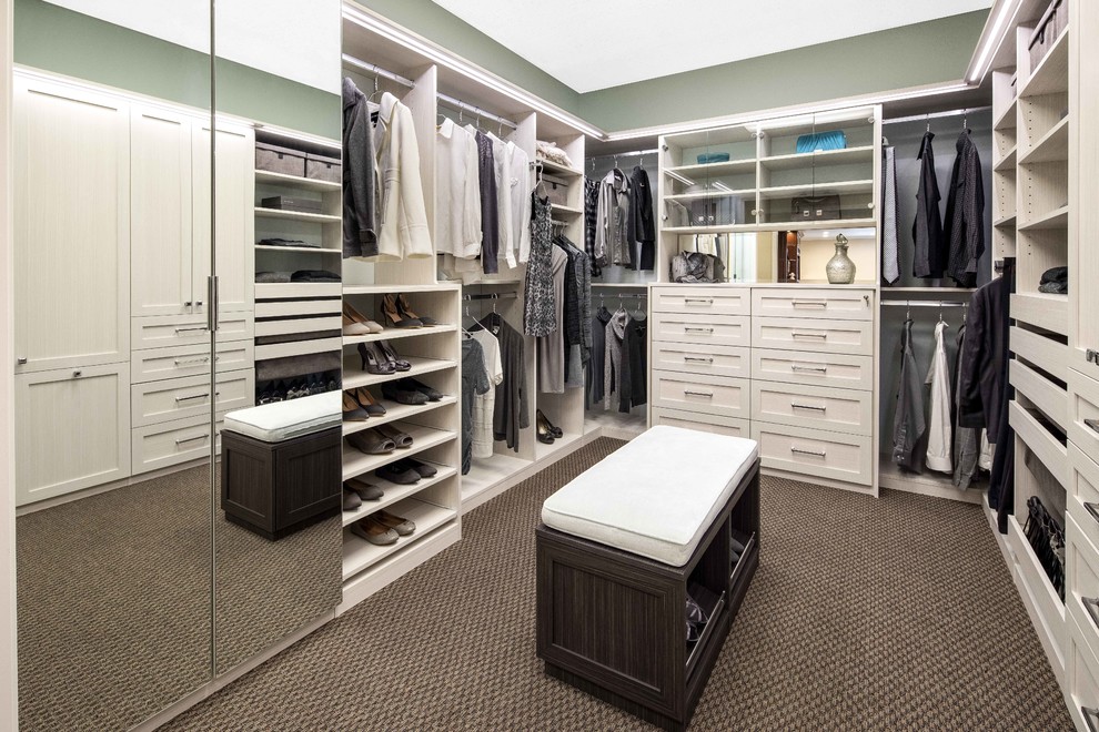Imagen de armario vestidor unisex contemporáneo grande con armarios estilo shaker, puertas de armario de madera clara y moqueta