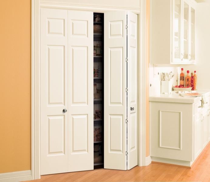 Modelo de armario vestidor exótico con armarios abiertos, puertas de armario blancas y suelo de madera clara
