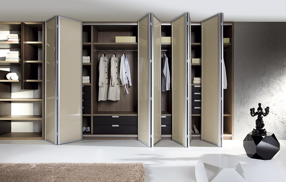 Bifold movable doors Modern Closet Montreal by Glenn Robertson