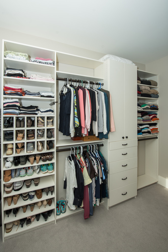 Diseño de armario vestidor unisex tradicional grande con moqueta, armarios abiertos, puertas de armario blancas y suelo gris
