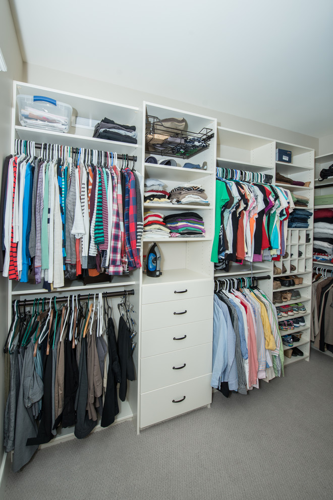Diseño de armario vestidor unisex tradicional grande con armarios abiertos, puertas de armario blancas, moqueta y suelo gris