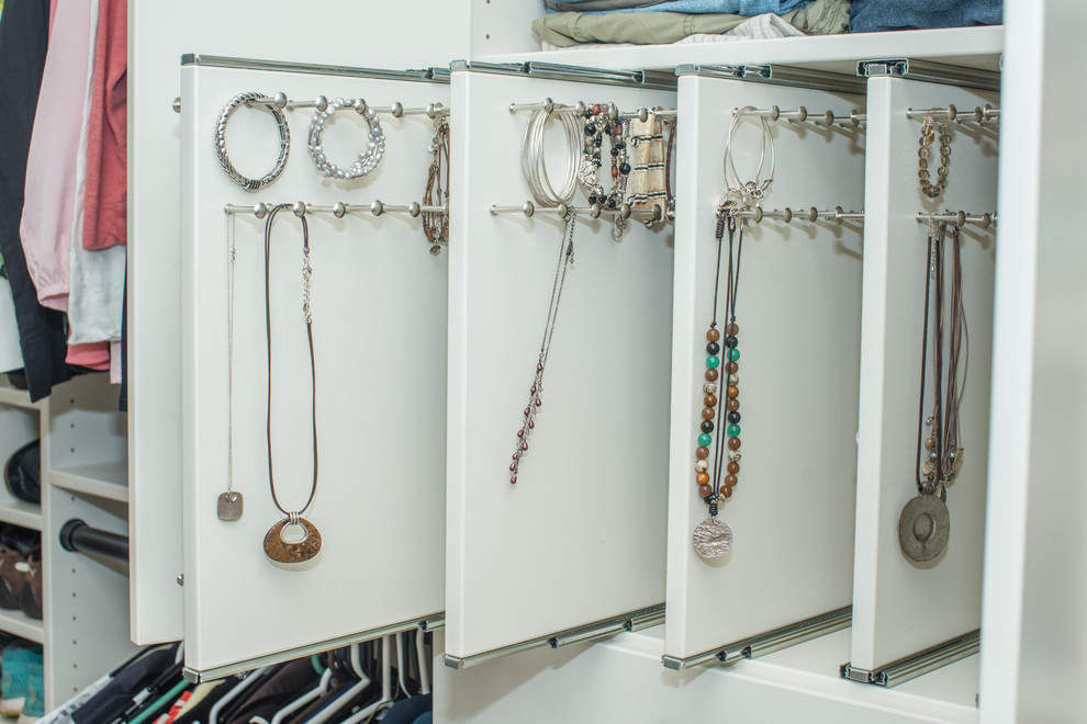 Diseño de armario vestidor unisex clásico grande con armarios abiertos, puertas de armario blancas, moqueta y suelo gris