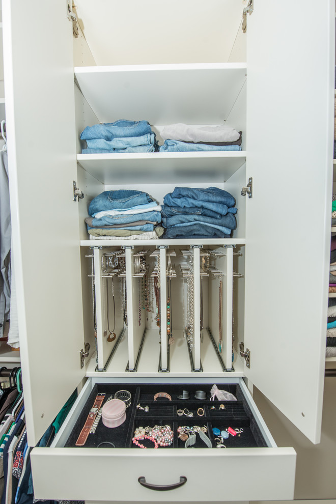 Diseño de armario vestidor unisex clásico grande con armarios abiertos, puertas de armario blancas, moqueta y suelo gris