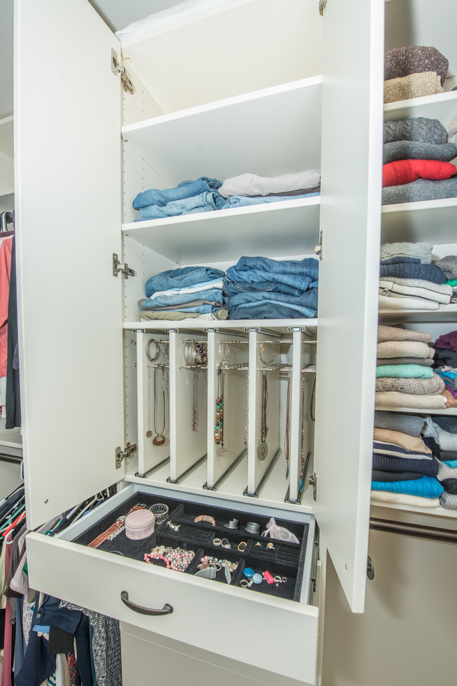 Modelo de armario vestidor unisex clásico grande con armarios abiertos, puertas de armario blancas, moqueta y suelo gris