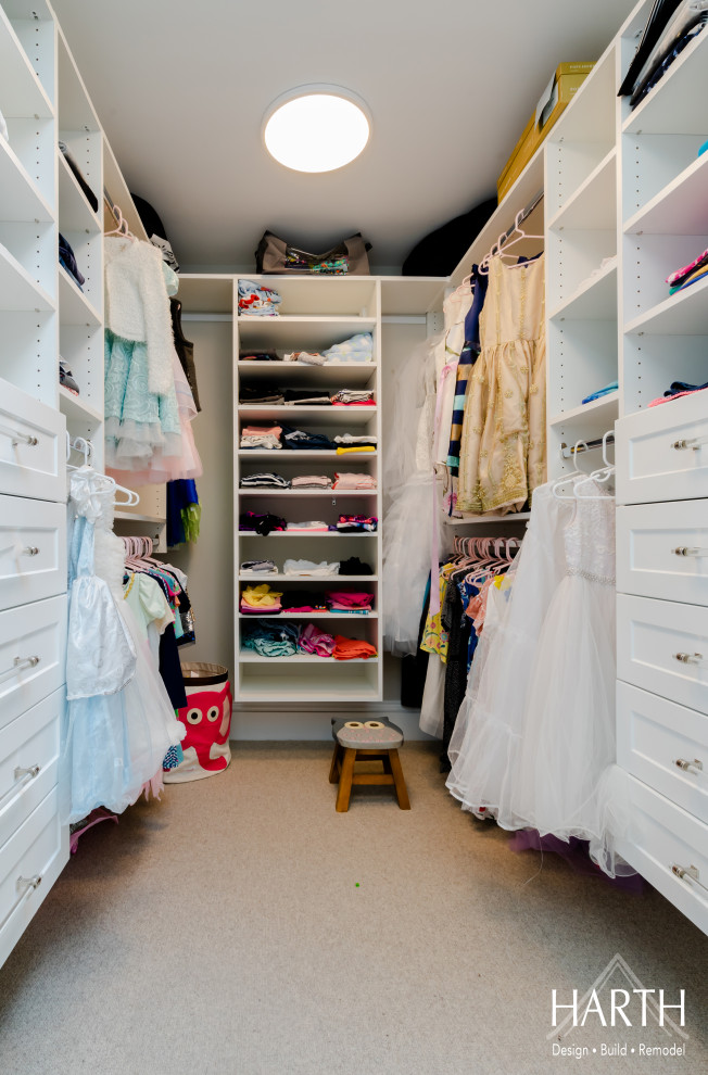 Foto de armario vestidor de mujer y abovedado clásico renovado de tamaño medio con armarios estilo shaker, puertas de armario blancas, moqueta y suelo beige