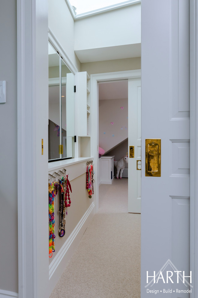 Источник вдохновения для домашнего уюта: гардеробная комната среднего размера в стиле неоклассика (современная классика) с фасадами в стиле шейкер, белыми фасадами, ковровым покрытием, бежевым полом и сводчатым потолком для женщин