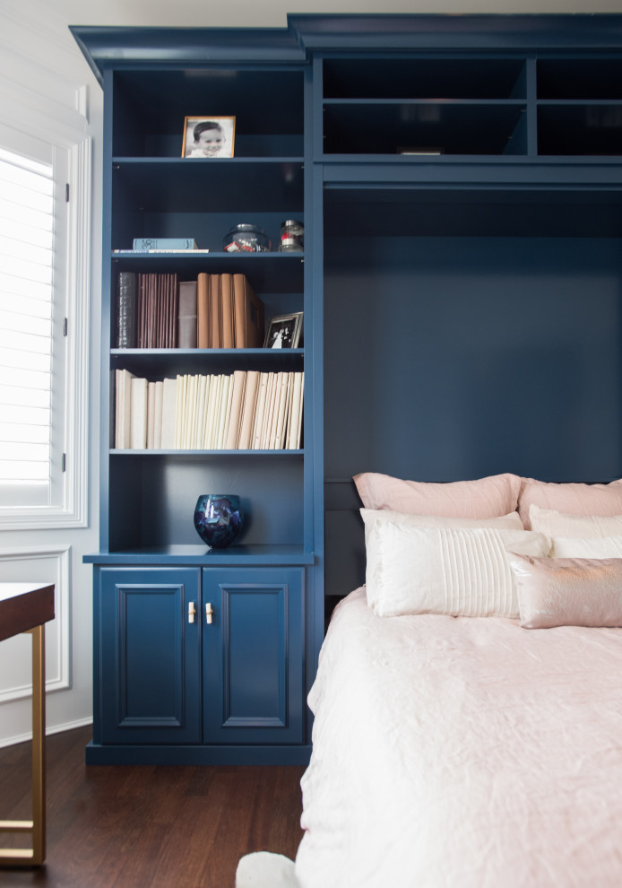 Inspiration pour une armoire encastrée traditionnelle de taille moyenne et neutre avec un placard avec porte à panneau encastré, des portes de placard bleues, sol en stratifié et un sol marron.