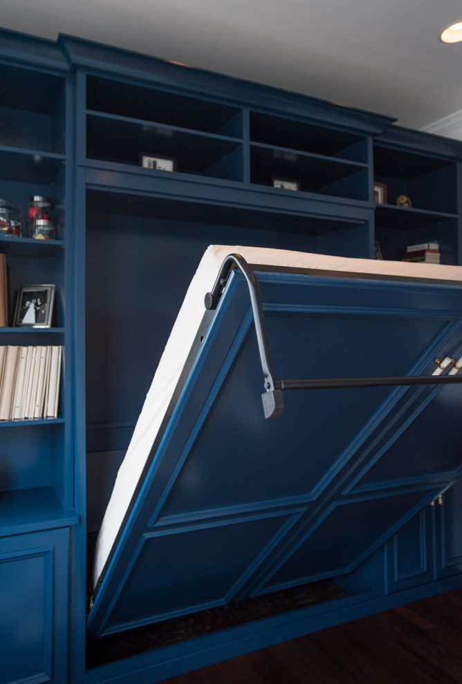 Пример оригинального дизайна: встроенный шкаф среднего размера, унисекс в стиле неоклассика (современная классика) с фасадами с утопленной филенкой, синими фасадами, полом из ламината и коричневым полом
