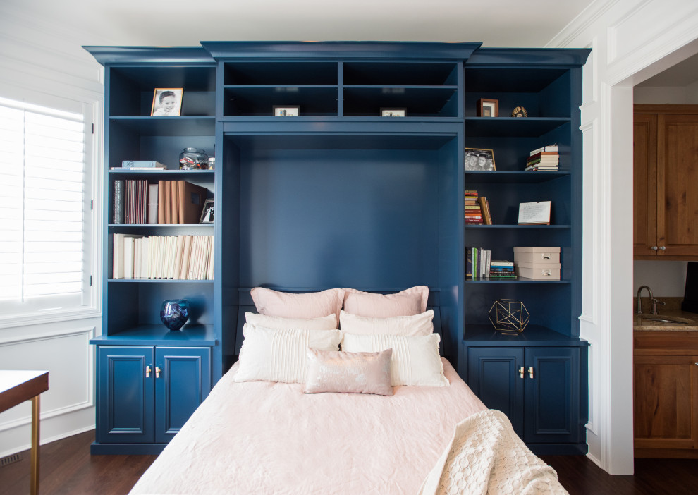 Идея дизайна: встроенный шкаф среднего размера, унисекс в стиле неоклассика (современная классика) с фасадами с утопленной филенкой, синими фасадами, полом из ламината и коричневым полом
