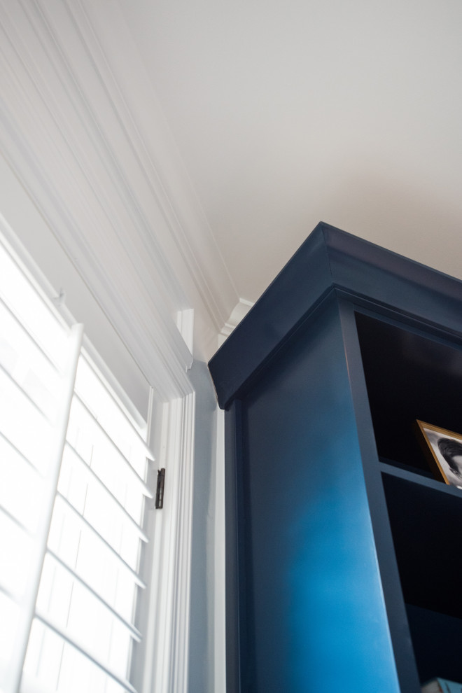 Immagine di un armadio incassato unisex classico di medie dimensioni con ante con riquadro incassato, ante blu, pavimento in laminato e pavimento marrone