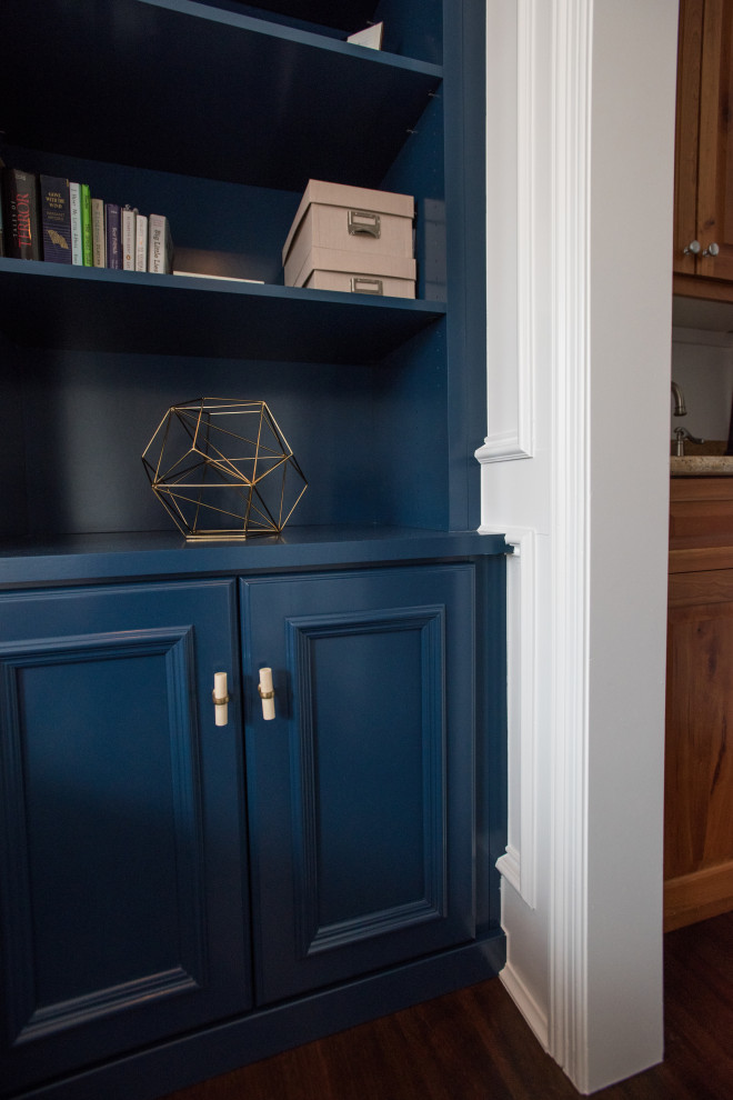 Idées déco pour une armoire encastrée classique de taille moyenne et neutre avec un placard avec porte à panneau encastré, des portes de placard bleues, sol en stratifié et un sol marron.