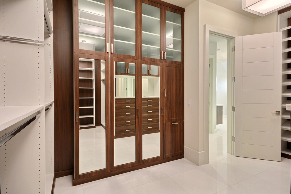 Foto de armario vestidor contemporáneo extra grande con armarios con paneles lisos, puertas de armario de madera en tonos medios y suelo de mármol