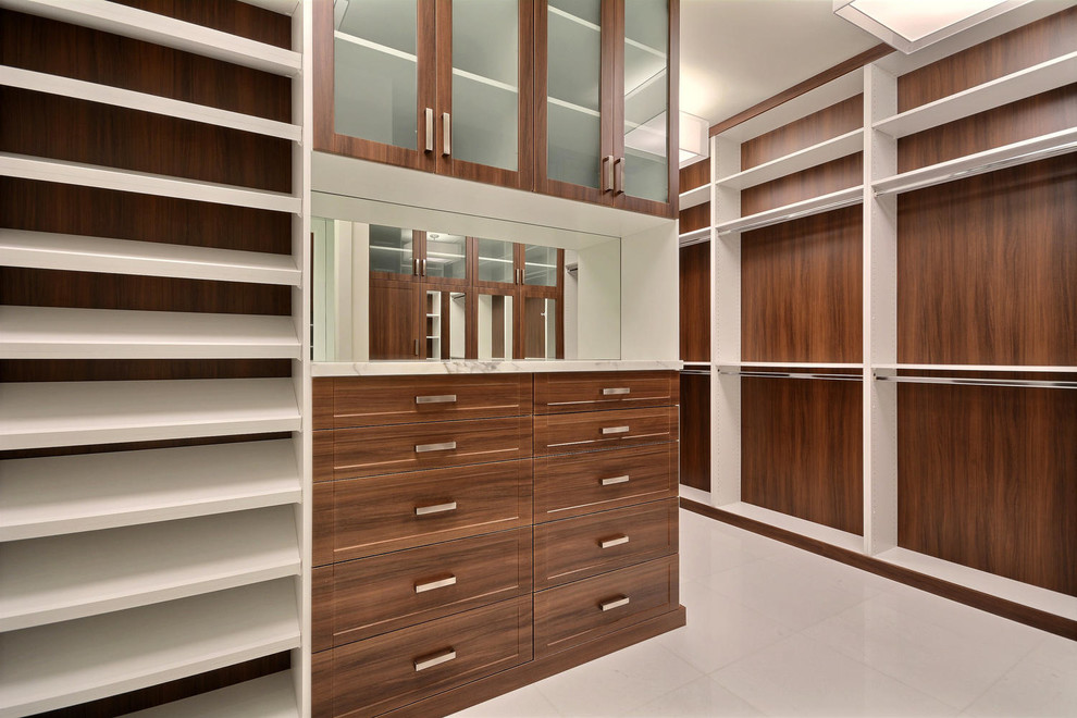 Ejemplo de vestidor contemporáneo extra grande con armarios abiertos, puertas de armario de madera en tonos medios y suelo de mármol