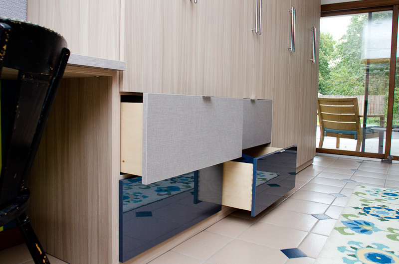Imagen de armario unisex contemporáneo de tamaño medio con armarios con paneles lisos, puertas de armario de madera clara y suelo de baldosas de cerámica