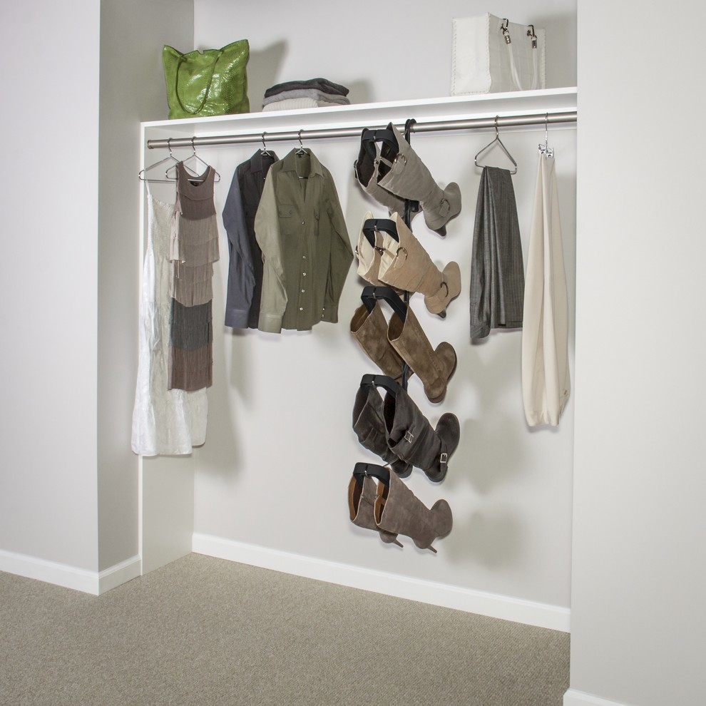 This is an example of a small traditional gender neutral standard wardrobe in New York with carpet.