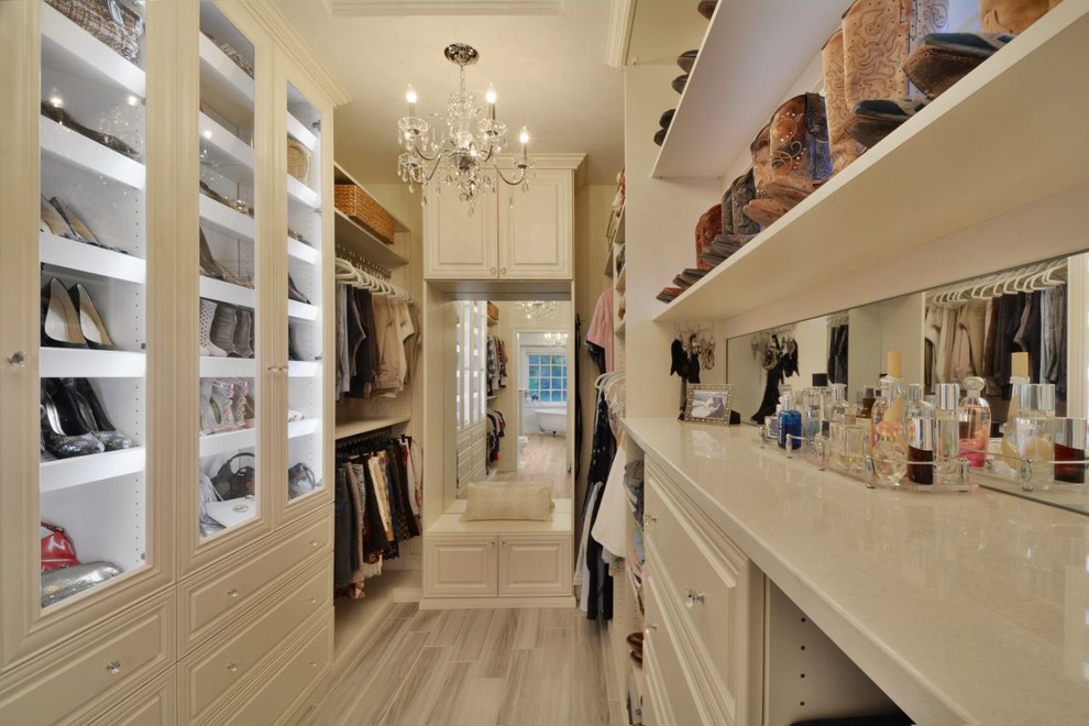 Стильный дизайн: большая гардеробная комната в классическом стиле с фасадами с выступающей филенкой и полом из керамической плитки для женщин - последний тренд